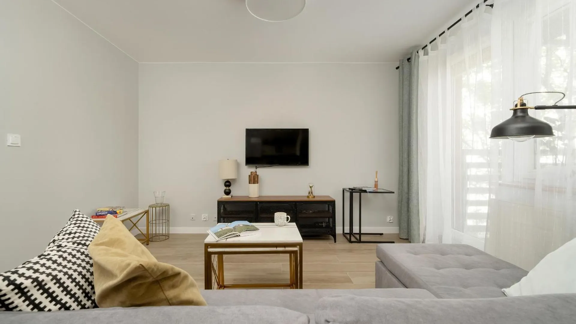 Jasny Apartament Z 2 Balkonami Wroclaw Partynice By Noclegi Renters Apartamento